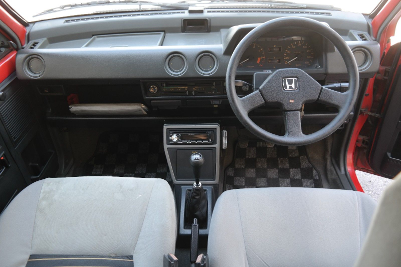 Illustration for article titled You Should Buy This Pristine 1985 Honda City R And Motocompo For $15,000 Right Now